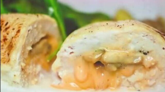 Куриные рулетики с грибами в сливках