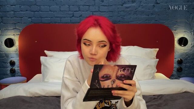 Блогер Карина Karrrambaby показывает, как сделать арт-макияж из TikTok