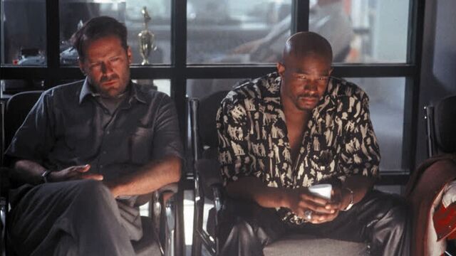 Последний бойскаут — Русский трейлер (1991) / США / боевик / триллер / Брюс Уиллис / Дэймон Уайанс / Челси Филд / Холли Берри