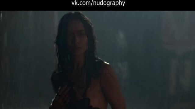 Мун Бладгуд (Moon Bloodgood) голая в фильме "Терминатор: Да придёт спаситель" (Terminator Salvation, 2009, МакДжи)