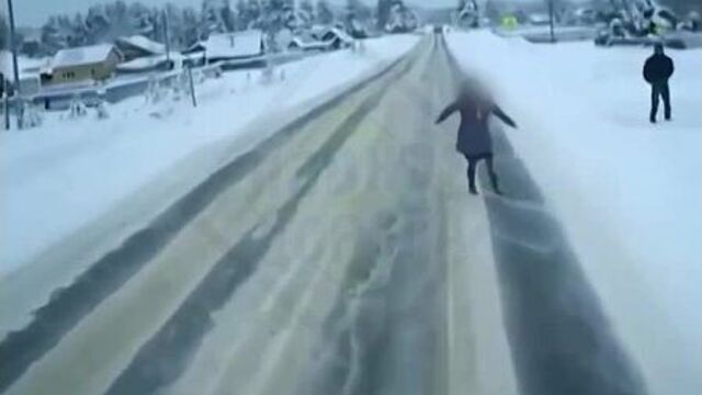 Бросилась под колеса