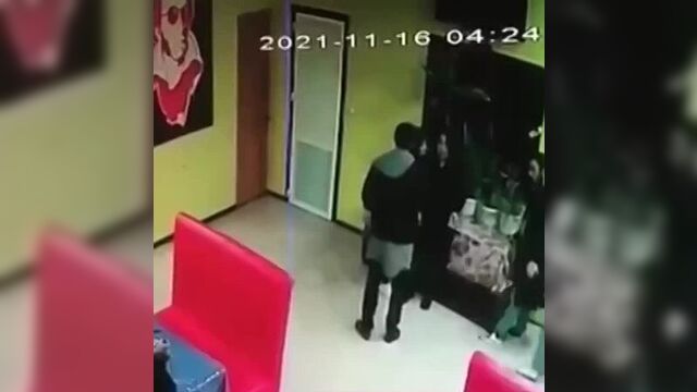 ★ В Астрахани в кафе кавказцы толпой избили посетительниц.