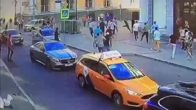 Таксист въехал в группу пешеходов в центре Москвы