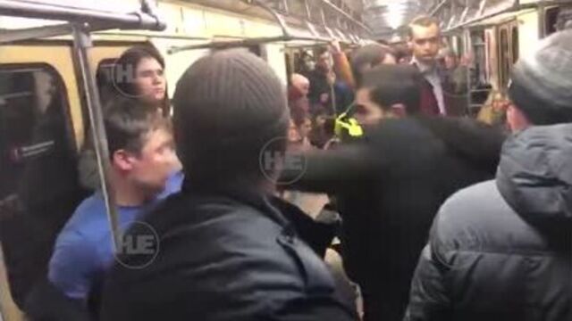 Драка в московском метро попала на видео