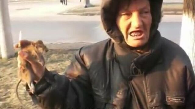 Бомжиха с крысой в Кемерово