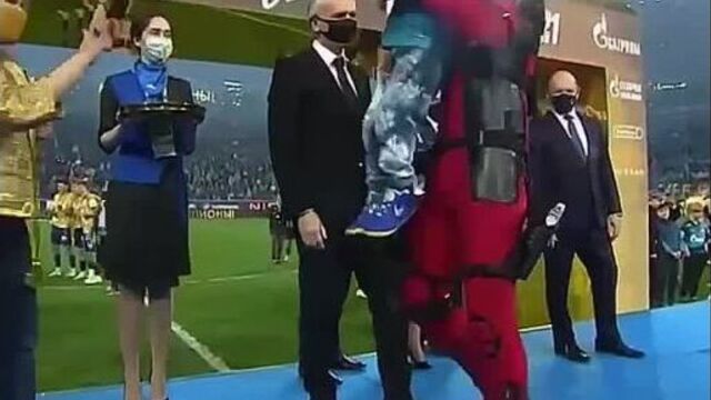 Дзюба вышел на награждение в костюме Дедпула
