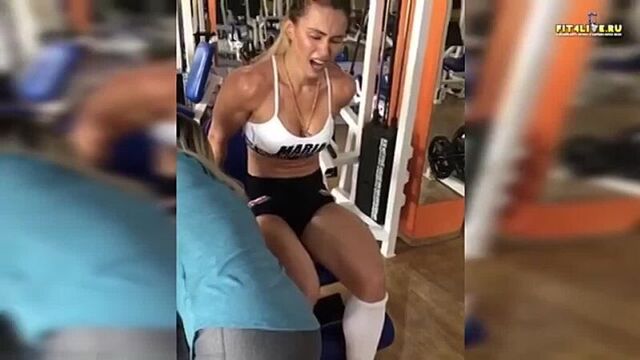 Фитоняшка-красавица с огромными накаченными ногами Виви Винклер (Vivi Winkler)