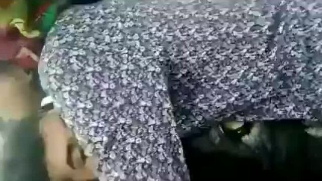 genç türbanlı kucakta.mp4
