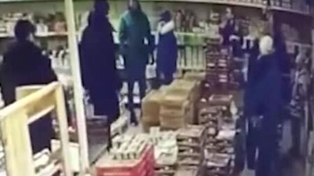 Боксёры избили подростка из-за минералки