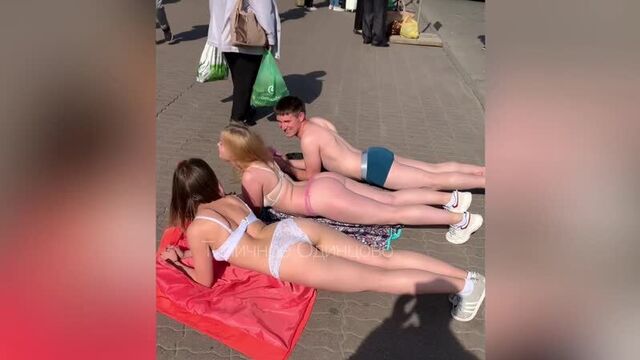 Полуголые девушки на Привокзальной площади Одинцово