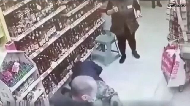 Боксёр технично и красиво нокаутировал быка. Был докопался из-за неправильного ношения маски.