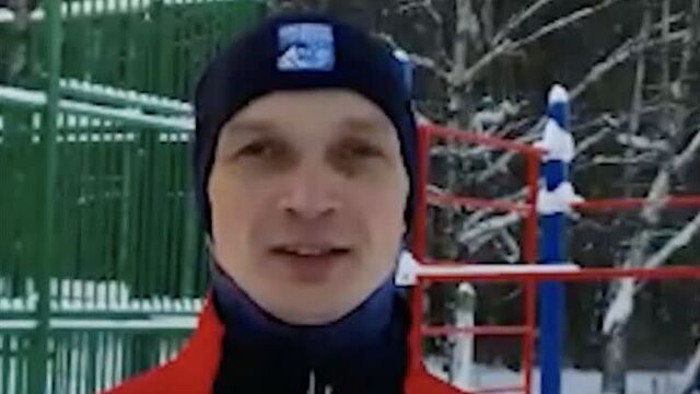Парень из Перми рисует собой новогодние рисунки на льду замёрзшей реки