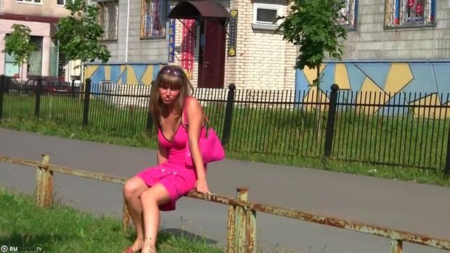 без трусиков гуляет