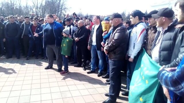 Жители КБР собрались у Белого дома в Нальчике в знак протеста против гей-парада [Нетипичная Махачкала]