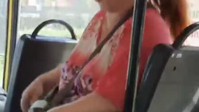 В ивановском автобусе кондукторша разорвала у студентки купюру после требования сдачи