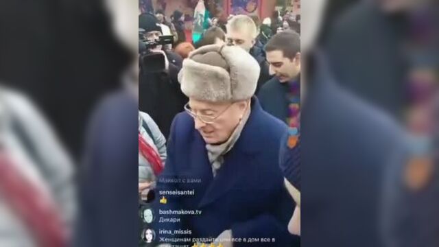 Жириновский сжалившись над холопами и крепостными раздал по косарику на Красной площади