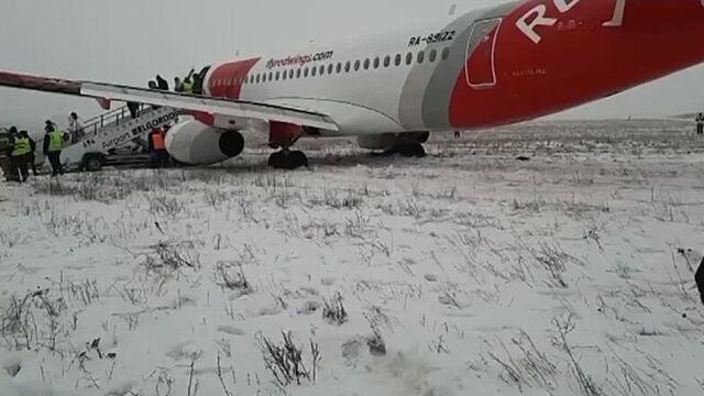 В Белгороде самолет SSJ-100 авиакомпании Red Wings выкатился за пределы ВПП