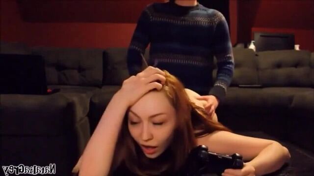 Брат трахает сестру, играющую в его приставку