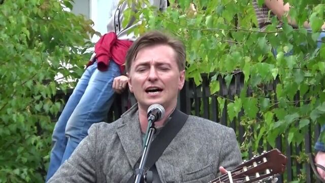 Безруков читает стих В Высоцкого Мне скулы от досады сводит и поет песню Вдоль обрыва, по над пропас