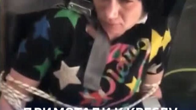 Пассажиры самолета примотали к креслу неадекватную попутчицу