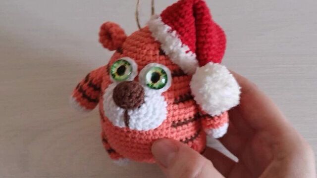 Тигр крючком. Елочная игрушка