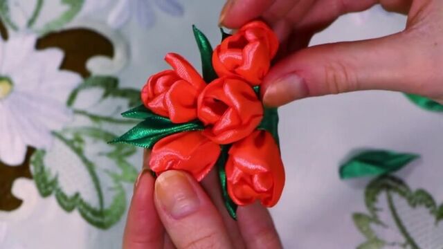 Тюльпаны из атласных лент.Магнит своими руками. Канзаши мастер-класс
