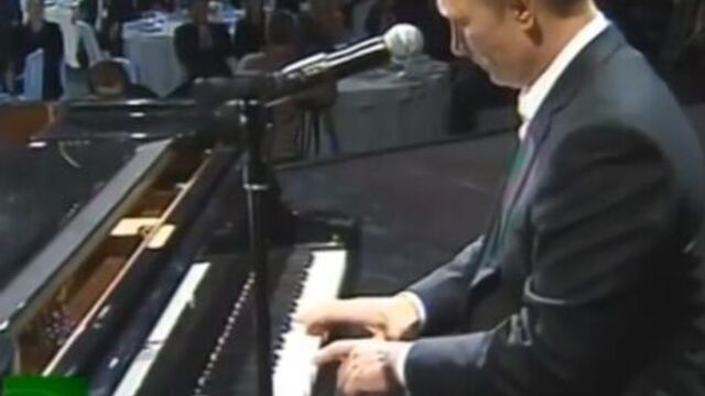ПУТИН ИГРАЕТ НА ПИАНИНО