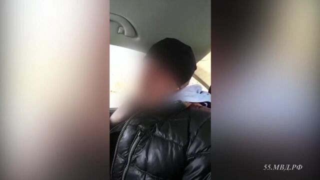Общение сотрудников ГИБДД с водителем микроавтобуса в нетрезвом состоянии