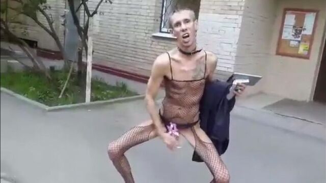 Панин дрочит на улице