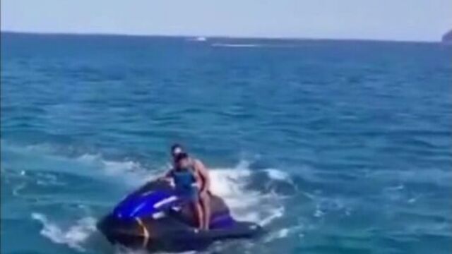 Гидроцикл с туристами взорвался прямо на ходу в море