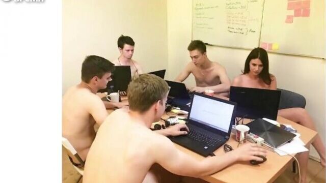 Беларусь раздевается и работает, следуя совету Лукашенко #беларусывмоскве #регистрация
