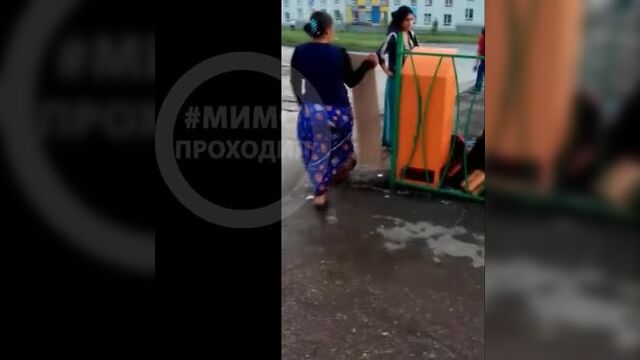 Женщина отправила сына в мусорный бак искать просрочку из Пятерочки Самара (цензурировано)