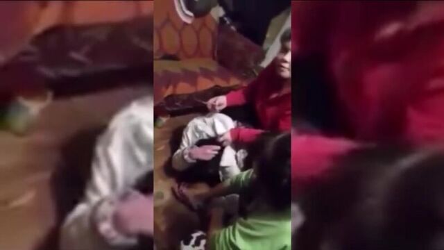 Жесткое видео в Интернете: жительница Камня-на-Оби избила обидчицу железной лопатой по голове.