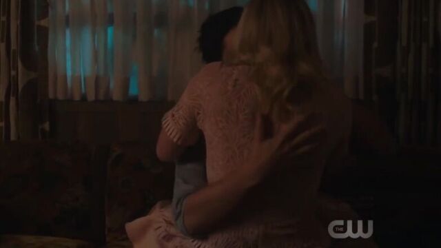 Ривердейл 2 сезон 12 серия (поцелуй Бэтти и Джагхеда) Ривердэйл Riverdale kiss Betty Jughead Bughead Багхед