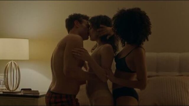 Натали Эммануэль и Бритт Лоуэр (Nathalie Emmanuel and Britt Lower hot scenes in "Holly Slept Over" 2020)