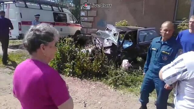 Машина врезалась в жилой дом в Иваново, погибли четыре человека