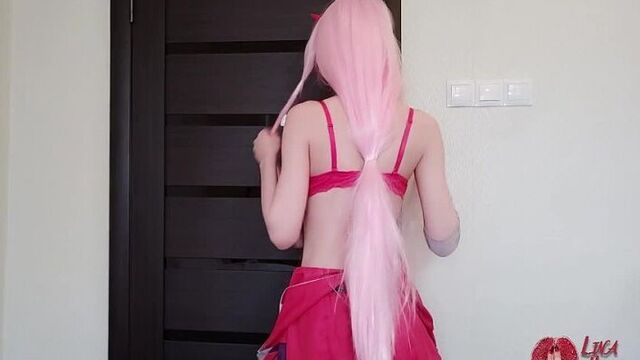 Zero Two РАЗДЕВАЕТСЯ И ПРОБУЕТ ДИЛДО