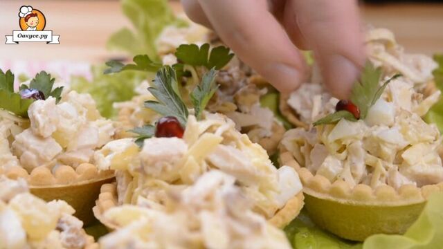 Салат с курицей и ананасом в тарталетках