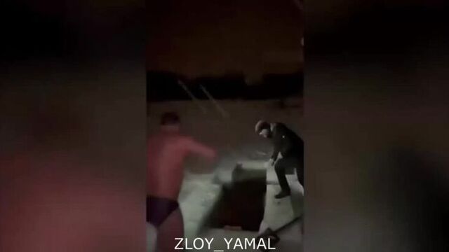В Гатчине во время крещенских купаний утонула женщина. Её моментально затянуло под лед и найти тело не смогли. Злой Ямал.