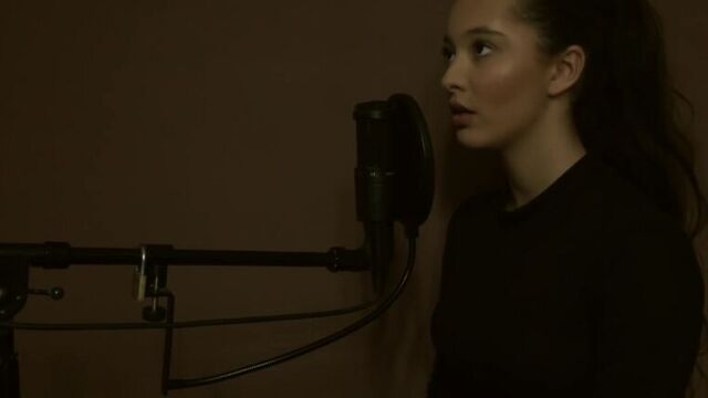 Красавица Faouzia Ouihya исполнила песню Adele "Hello". Невероятный голос у неё!