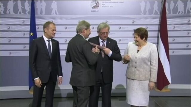 Jean-Claude Juncker drunk and bitch slaps leaders