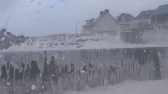 Шторм устроил пенную вечеринку на улицах французского города
