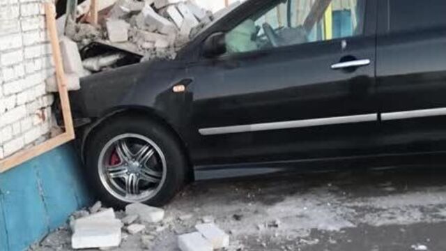 Женщина на авто снесла полдома в Комсомольске-на-Амуре