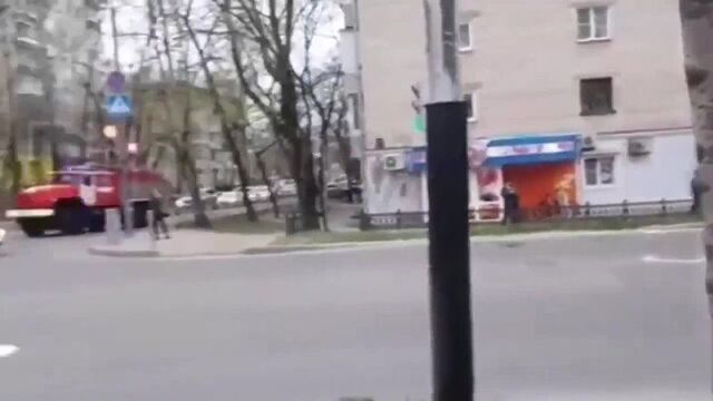 Пожарная машина не смогла проехать на вызов из-за перекрытой улицы [Рифмы и Панчи]
