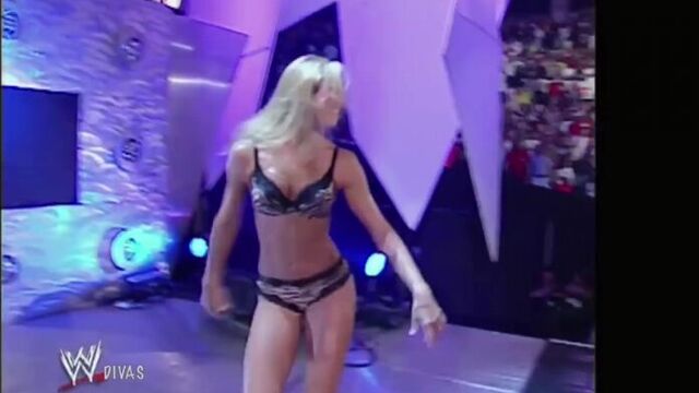 RAW 08.19.2002- Trish Stratus vs. Stacy Keibler - Mud Match