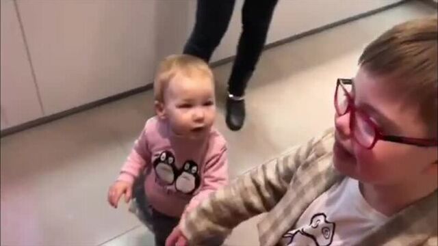 Ее зовут Эвелина, и у парня в костюме не было шансов
