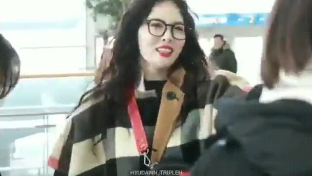 hyuna hugging the fans is the sweetest shit I’ve ever seen how could someone hate this beautiful angel