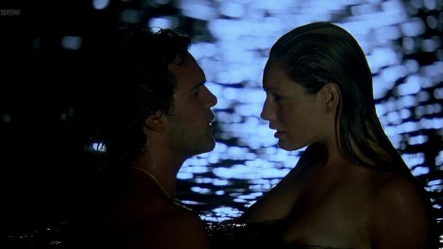 Kelly Brook Nude - Survival Island (US 2005) 1080p WEB