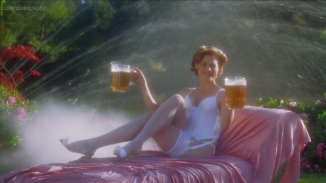 Джули Боуэн (Julie Bowen) в фильме "Счастливчик Гилмор" (Happy Gilmore, 1996, Деннис Дуган) HD 1080p - Голая? Бельё, ножки