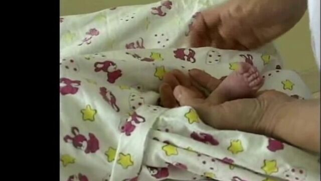 Пеленание новорожденного ребенка видео